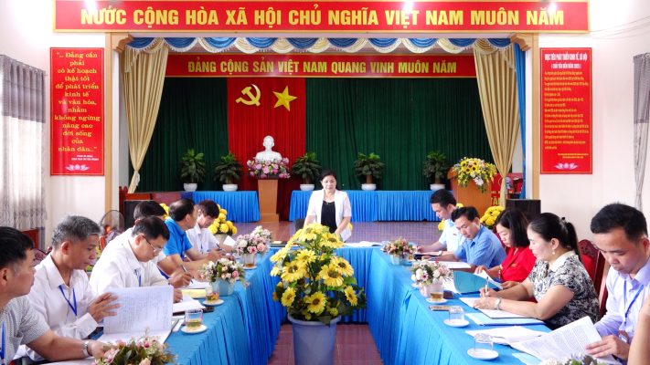 Đồng chí Bí thư Huyện uỷ kiểm tra kết quả rà soát các tiêu chí xã đạt chuẩn nông thôn mới tại xã Tiên Du